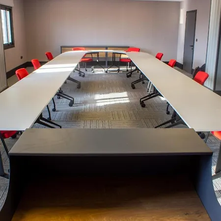 Ramada By Wyndham فندق Tire