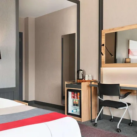 Ramada By Wyndham מלון
