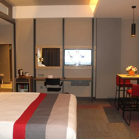 Ramada By Wyndham מלון